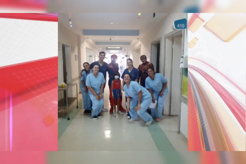  Equipe médica do hospital com os 'super-heróis' 