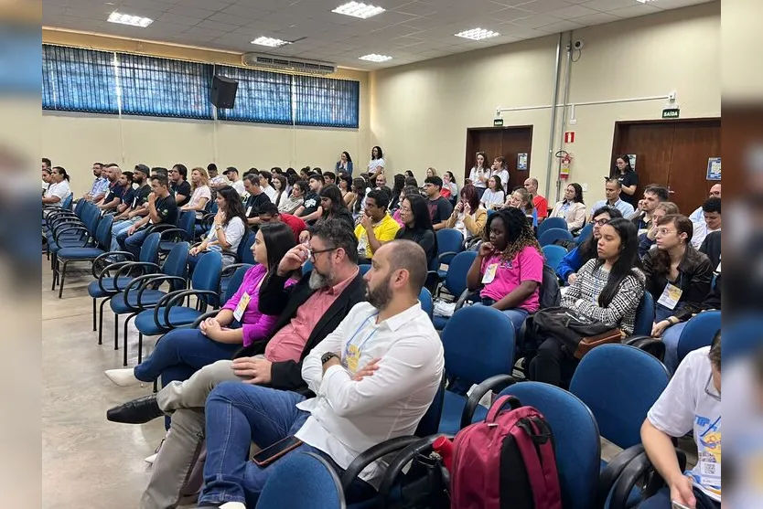  Estudantes de Engenharia Têxtil acompanham uma palestra 