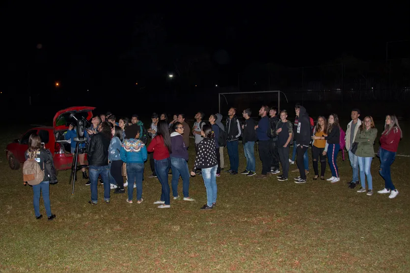  Estudantes observam o céu no campo da UTFPR 