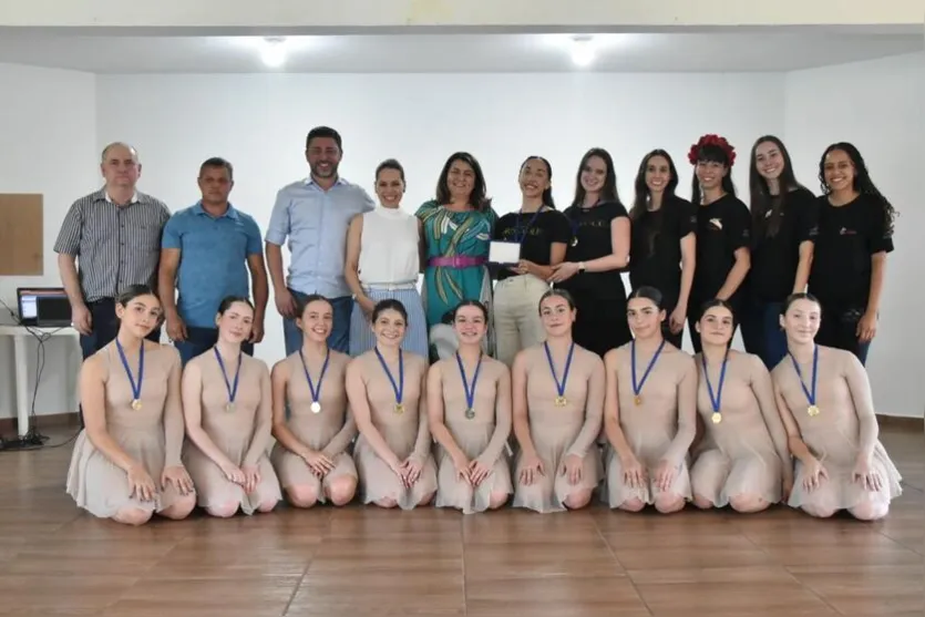  Foi realizada uma apresentação especial da Escola Brisé Volé com a premiada coreografia Nuah 