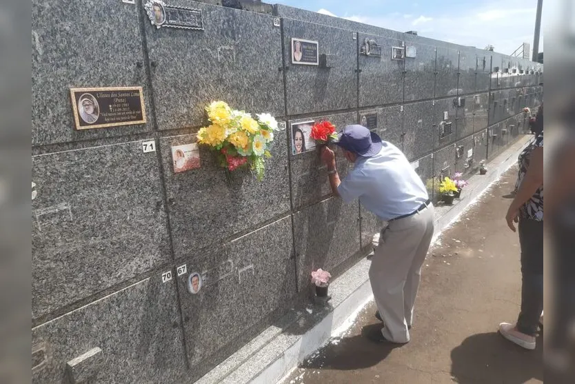  Idoso presta homenagem no Cemitério Cristo Rei 