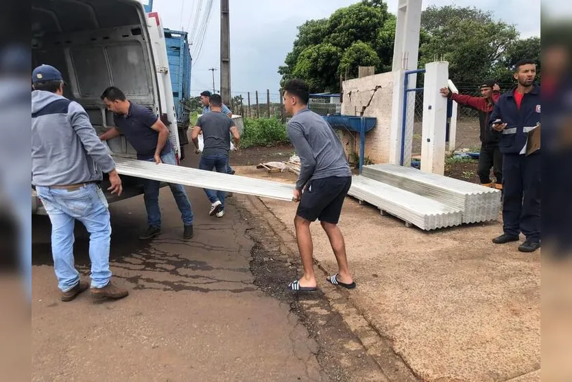  Logo após o temporal a prefeitura entregou 7 mil chapas de Eternit para as famílias atingidas 