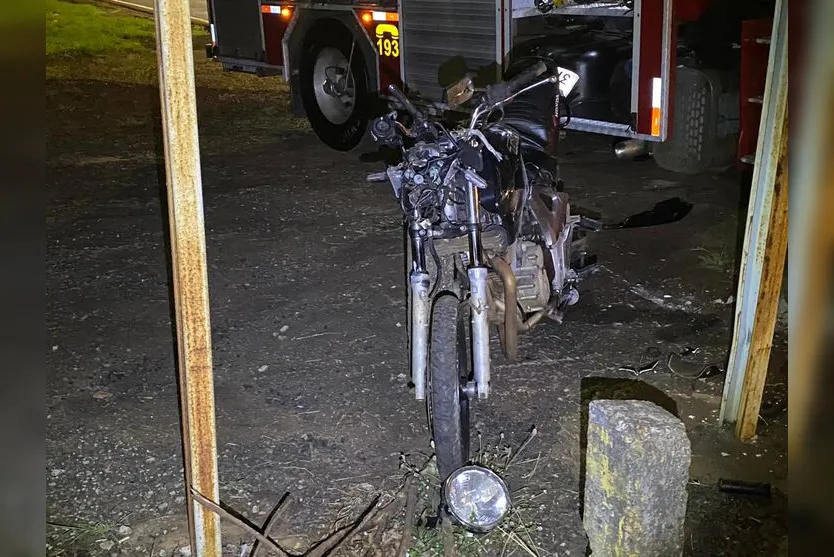 Motociclista é arremessado após grave acidente em Apucarana; veja