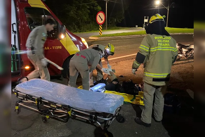 Motociclista é arremessado após grave acidente em Apucarana; veja
