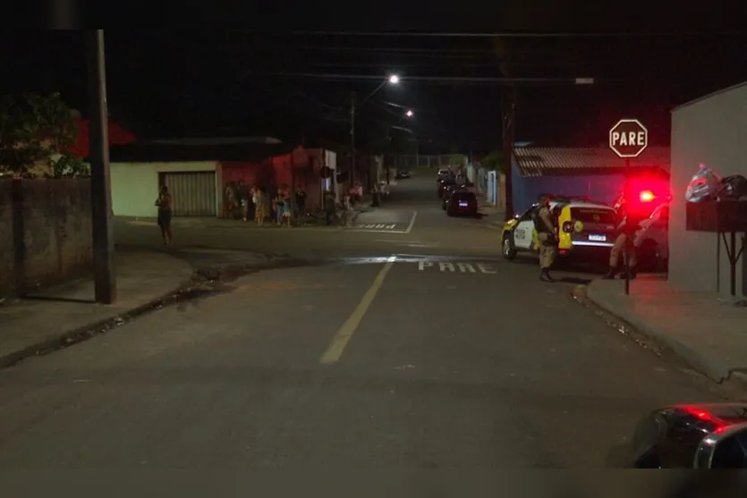 Motorista com carro invade calçada e atropela moradoras em Londrina