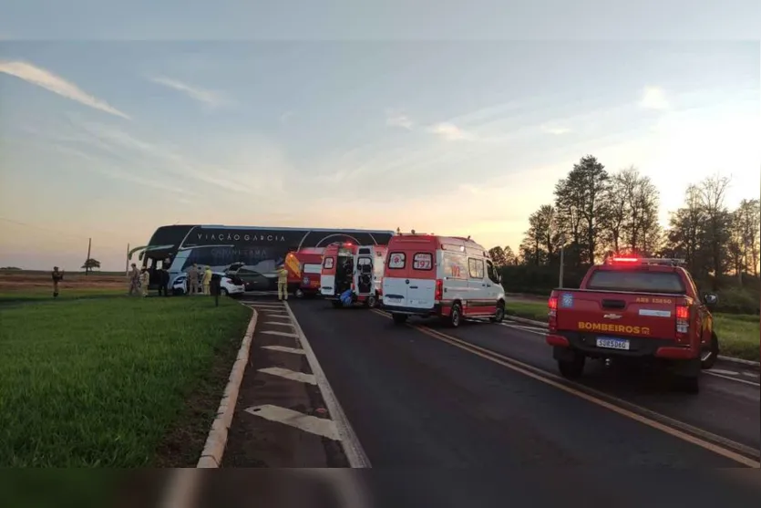  O acidente envolveu um carro da Prefeitura de Ariranha do Ivaí e um ônibus da Viação  Garcia 