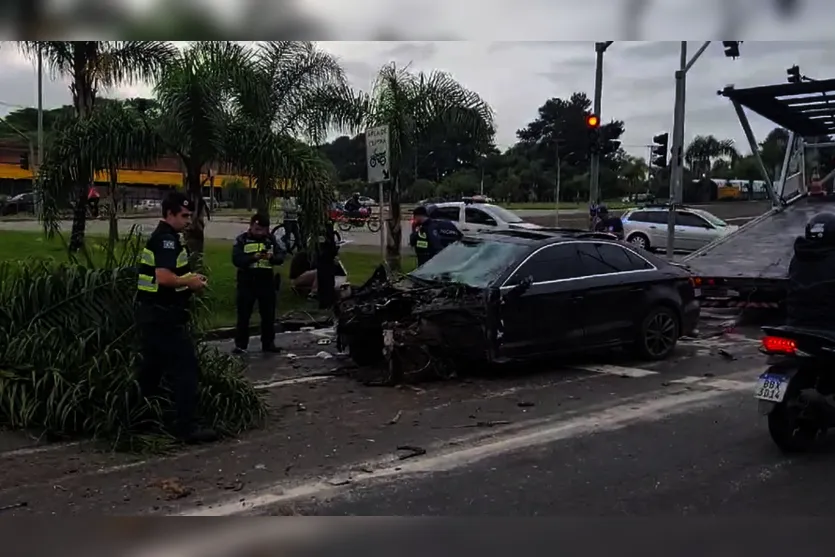  O rapaz, que teria entre 32 e 35 anos, perdeu o controle da direção antes de atingir duas árvores 