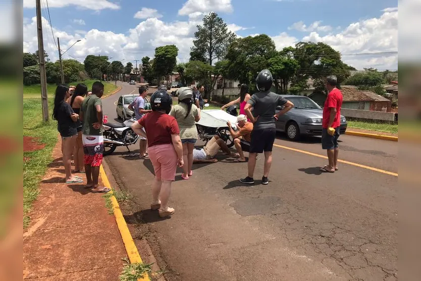  Populares auxiliaram a vítima estendendo um lençol sobre ele. 