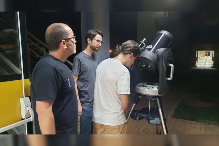  Professores e aluno observando pelo telescópio 
