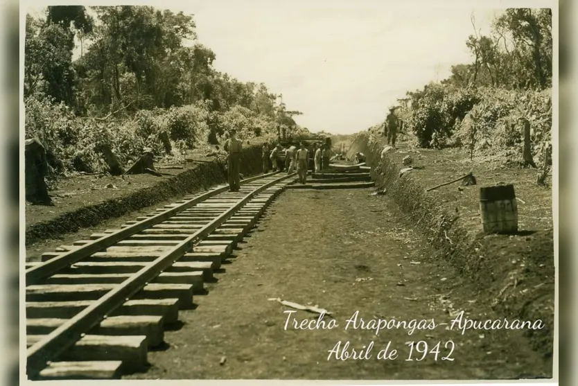  Trabalhadores durante construção de trecho da linha férrea, que passa por Aricanduva 