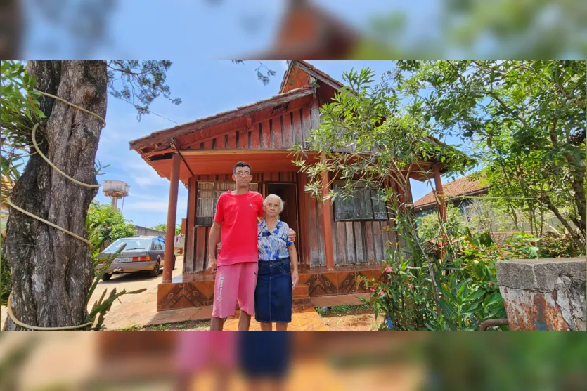  Valentina Guzi com o filho Ricardo Guzi Pereira, em frente a casa onde moram em Aricanduva 