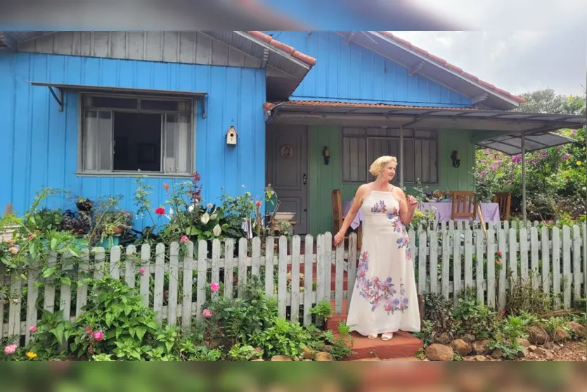  Vera Fornaciari em frente à casa do sítio onde funciona a "Varandinha Encantada" 