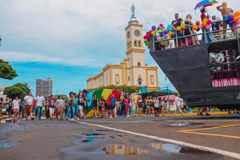  A parada teve início às 12h e percorreu diversas ruas da cidade 