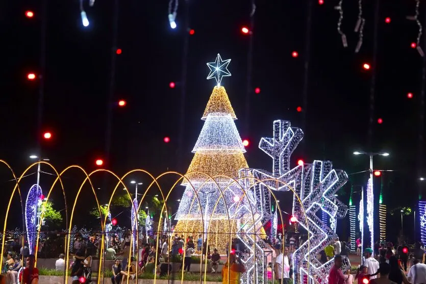 Abertura do Natal Luz 2023 é sucesso em Arapongas; veja fotos