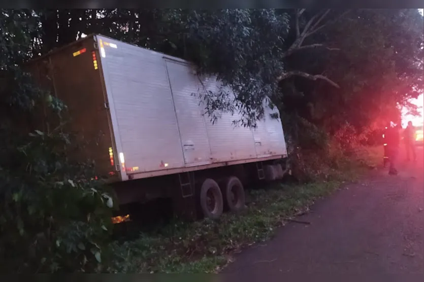 Acidente envolvendo caminhão deixa dois feridos na PR-466