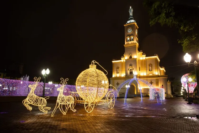  As luzes foram ligadas na noite dessa sexta-feira (25) 