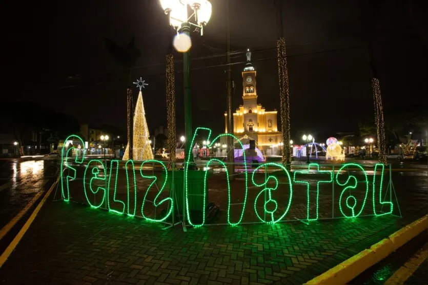  As luzes foram ligadas na noite dessa sexta-feira (25) 