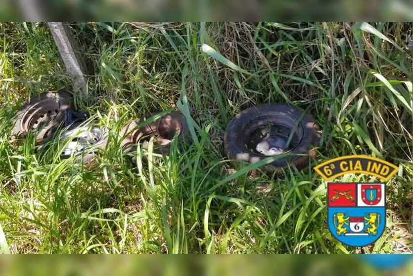  As rodas foram encontradas escondidas em um matagal 