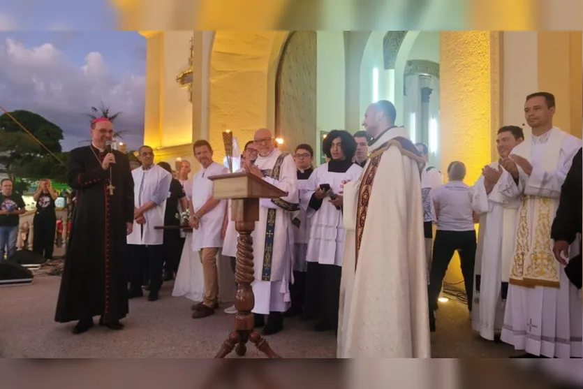  Bispo apresenta o frei durante missa 