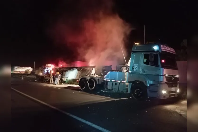 Carreta que transportava carne pega fogo na BR-376 em Califórnia