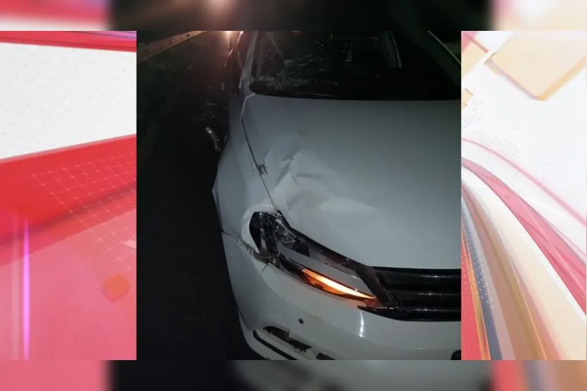  Carro ficou com a frente danificada após atropelamento 