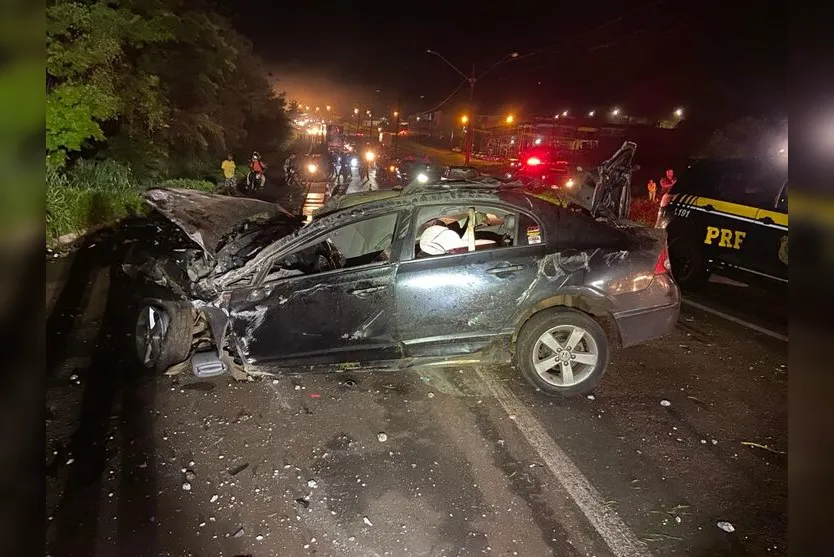  Carro teria capotado na pista e se chocado com um poste 