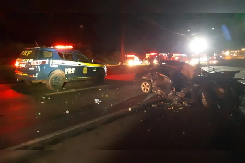  Carro teria capotado na pista e se chocado com um poste 