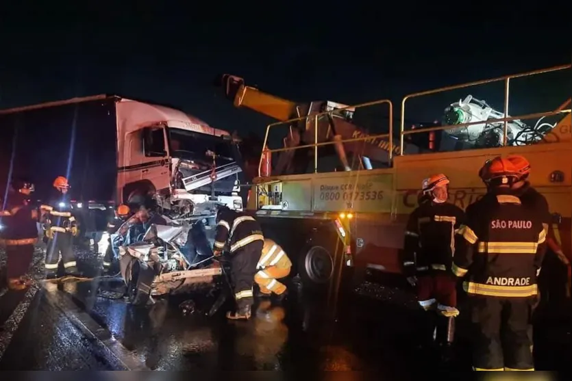 Casal e criança morrem após carro ser esmagado entre carretas