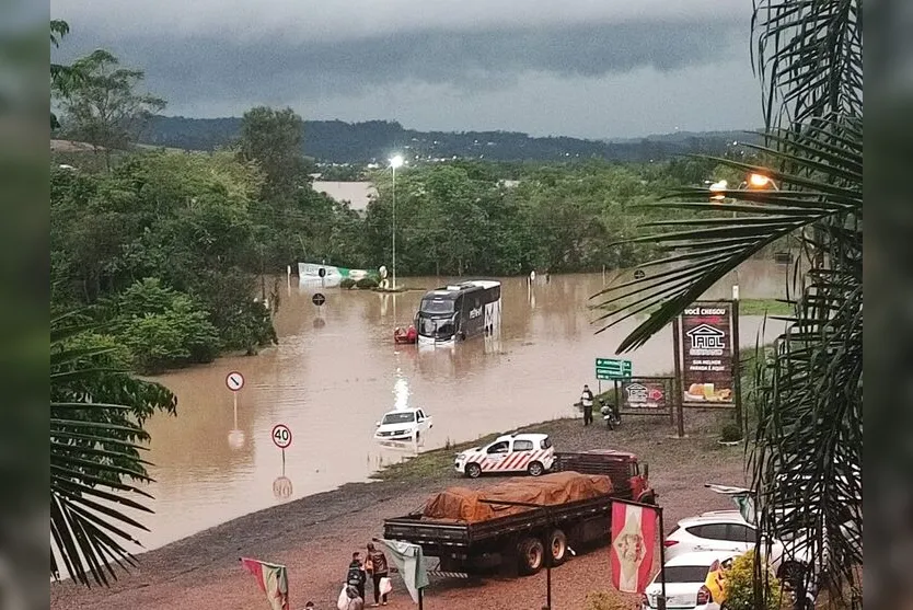 Chuvas em SC causam 2 mortes, enchentes e rodovias interditadas; veja