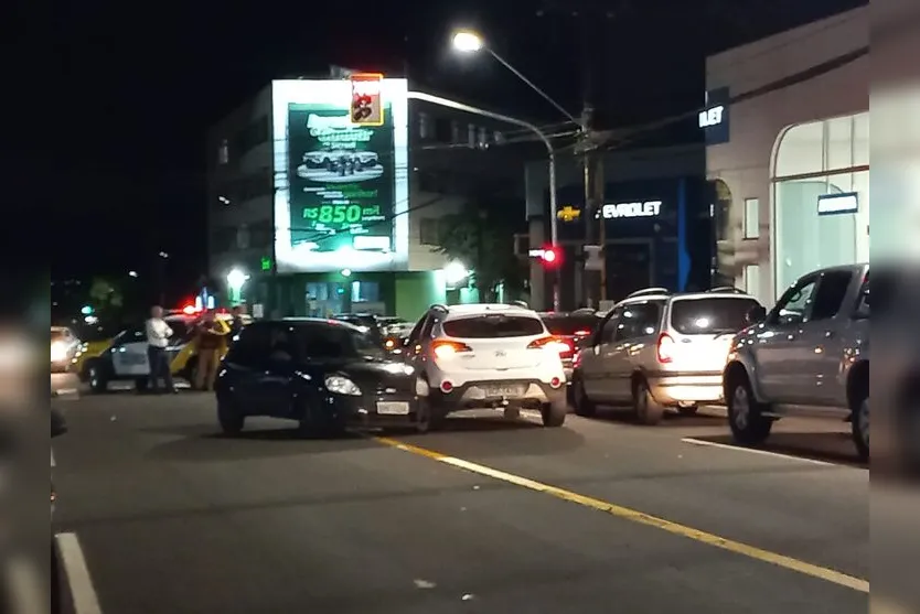  Colisão aconteceu em um semáforo no centro da cidade 