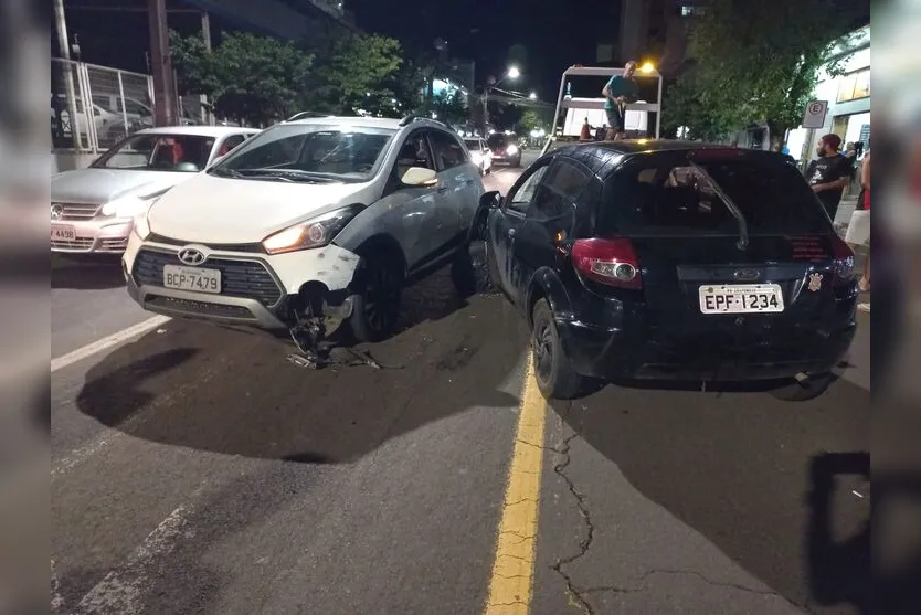  Colisão aconteceu em um semáforo no centro da cidade 