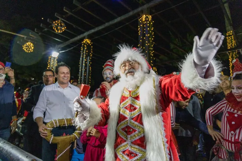 Com grande público, Papai Noel chega em Apucarana; veja fotos