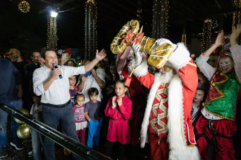 Com grande público, Papai Noel chega em Apucarana; veja fotos