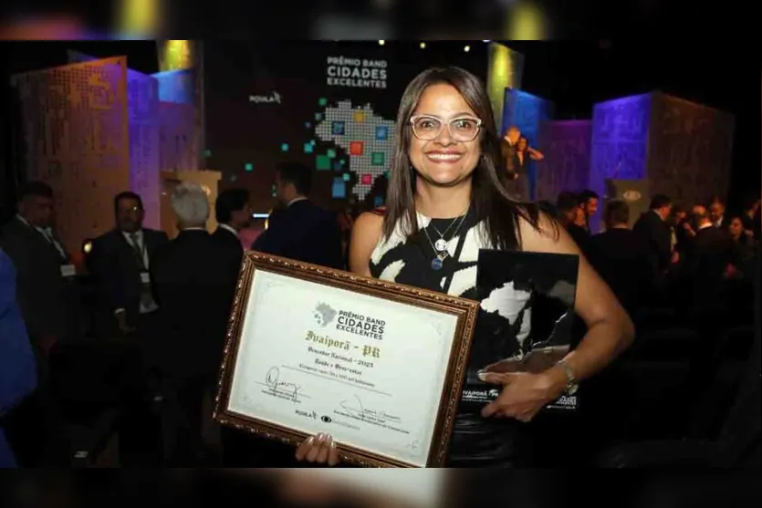  Cristiane Pantaleão, recebeu o troféu e o quadro com o Certificado de Vencedora Nacional 2023 