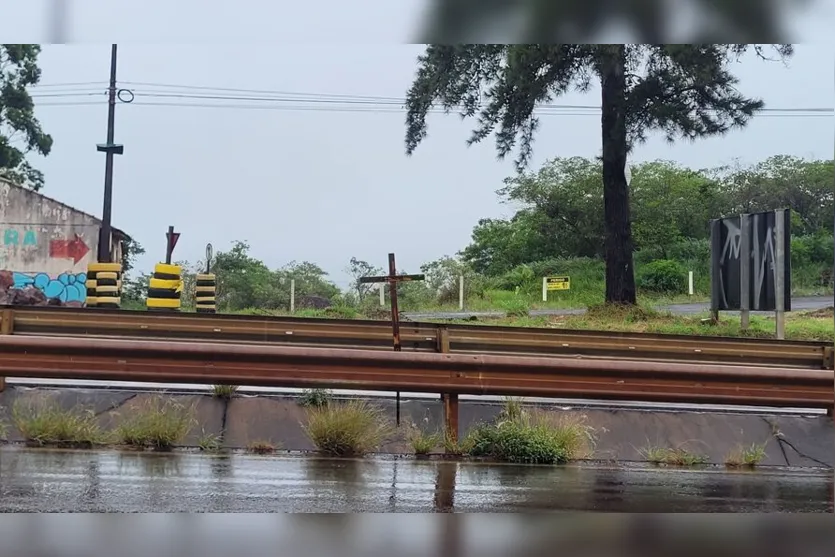  Cruz fixada no canteiro central da BR-376, próximo ao 30 BIMec marca mais uma vida perdida fatalmente na rodovia. 