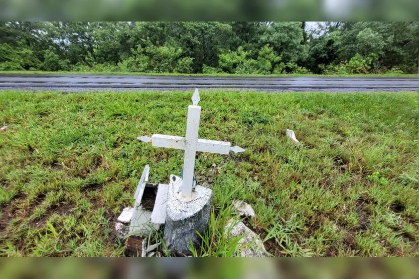 Cruzes levam o luto para a beira das estradas na região