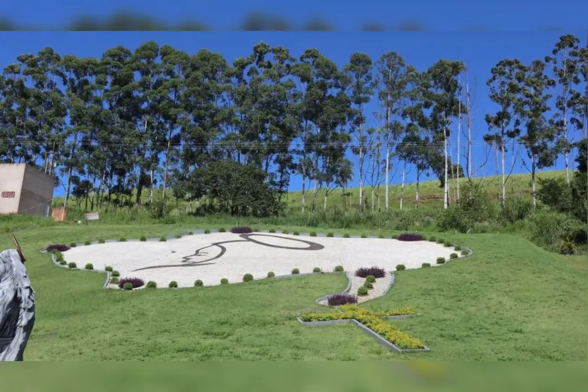  Esculturas têm três metros de altura e formam cenários ao longo do caminho 