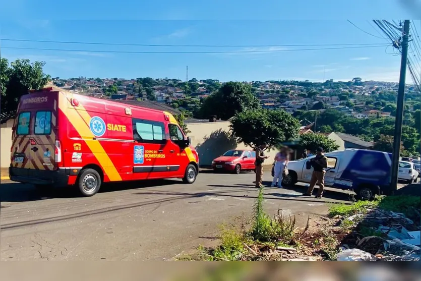 Fiorino capota após colisão com Fiat Punto e motorista fica ferido