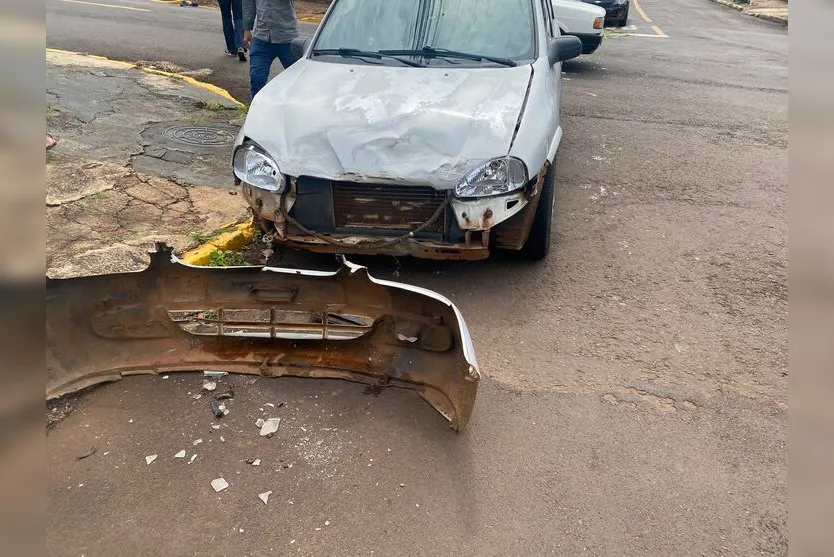 Fiorino tomba após colisão com Corsa em cruzamento de Apucarana