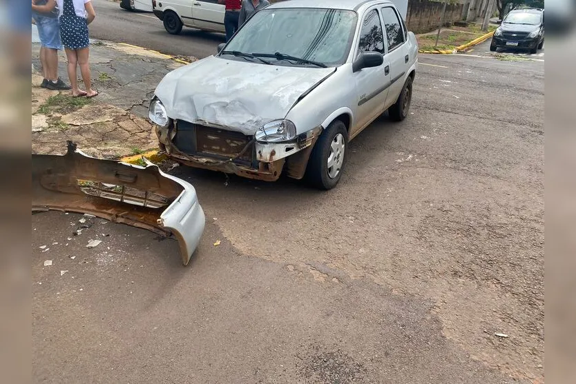 Fiorino tomba após colisão com Corsa em cruzamento de Apucarana