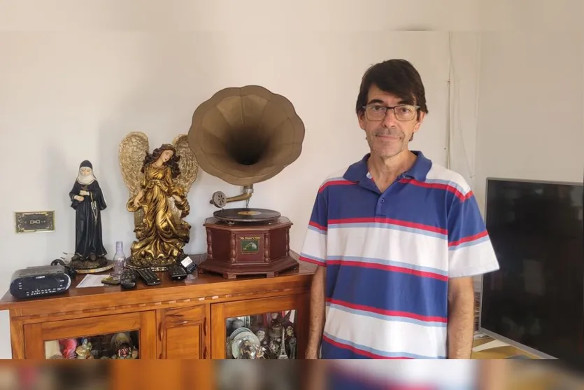  Gean Carlo ao lado de um gramofone que estará disponível no antiquário 