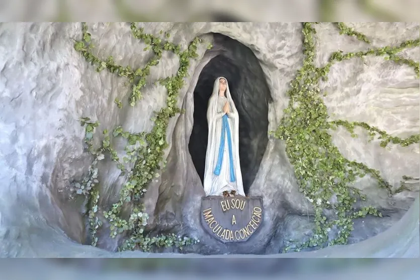 Gruta de Nossa Senhora de Lourdes é uma representação da Gruta de Massabielle 