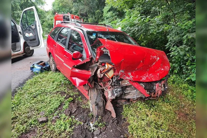 Homem é ejetado de carro após acidente no Paraná; oito ficaram feridos