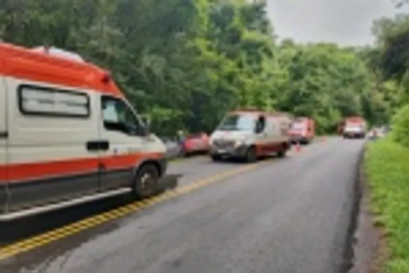 Homem é ejetado de carro após acidente no Paraná; oito ficaram feridos