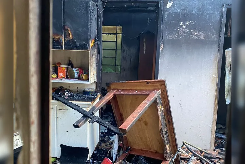 Incêndio destrói residência e morador é encontrado com vida no imóvel