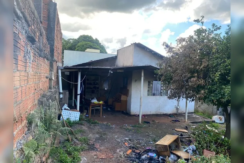 Incêndio destrói residência e morador é encontrado com vida no imóvel