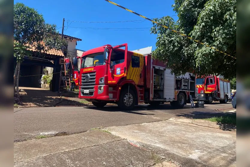 Incêndio em teto de sobrado mobiliza bombeiros em Apucarana