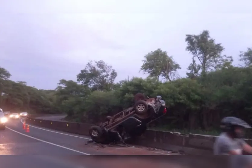 Mãe e filha morrem após motorista invadir contramão da BR-277 no PR