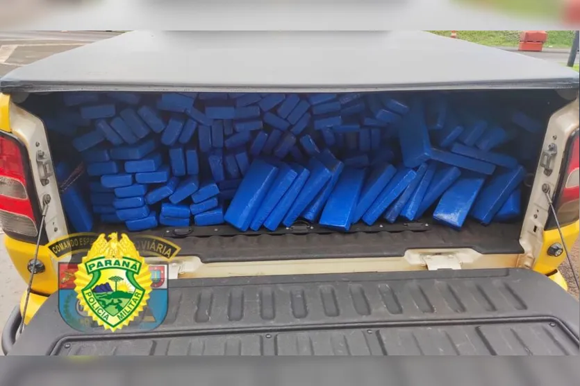  Mais de 180 tabletes de maconha encontrados no porta-malas do carro 