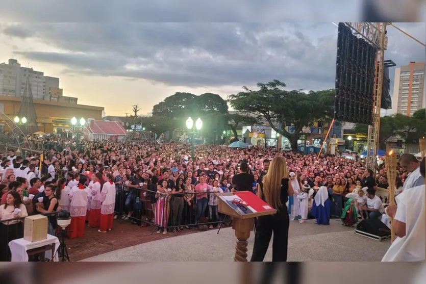 Missa com Frei Gilson reúne multidão em Apucarana; veja fotos